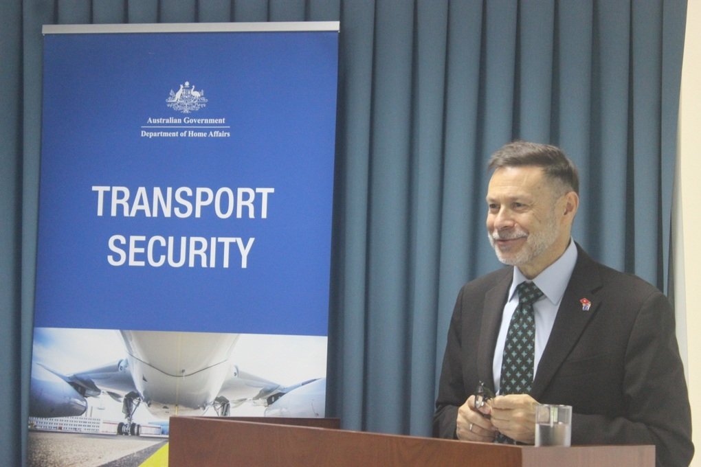 Australia donates modern aviation security control equipment to Vietnam