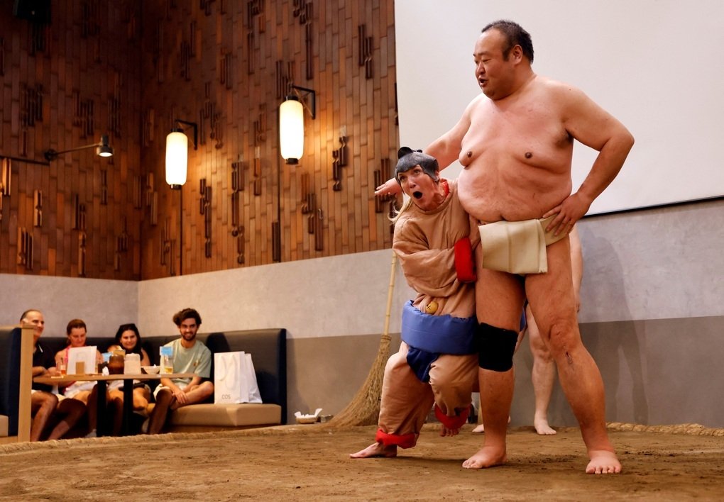 Sumo wrestlers bring `a breath of fresh air` to Japanese tourism 0